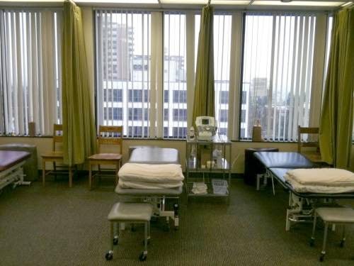 Burnaby Physiotherapy And Hand Therapy - pt Health - Beds in patient treatment room